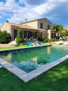 Magnifique villa avec piscine privée à Aubignan
